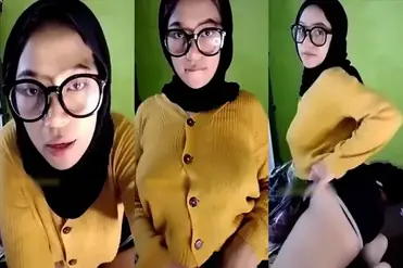 Bokep Jilbab Ukhti Pamer Dada Mulus Karena Disawer poster