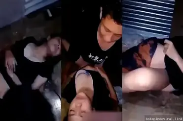 Gadis Mabuk Digarap Teman Di Kamar Kos poster